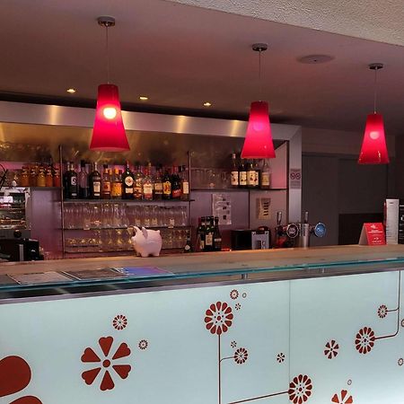 Ibis Saintes Hotel Bagian luar foto