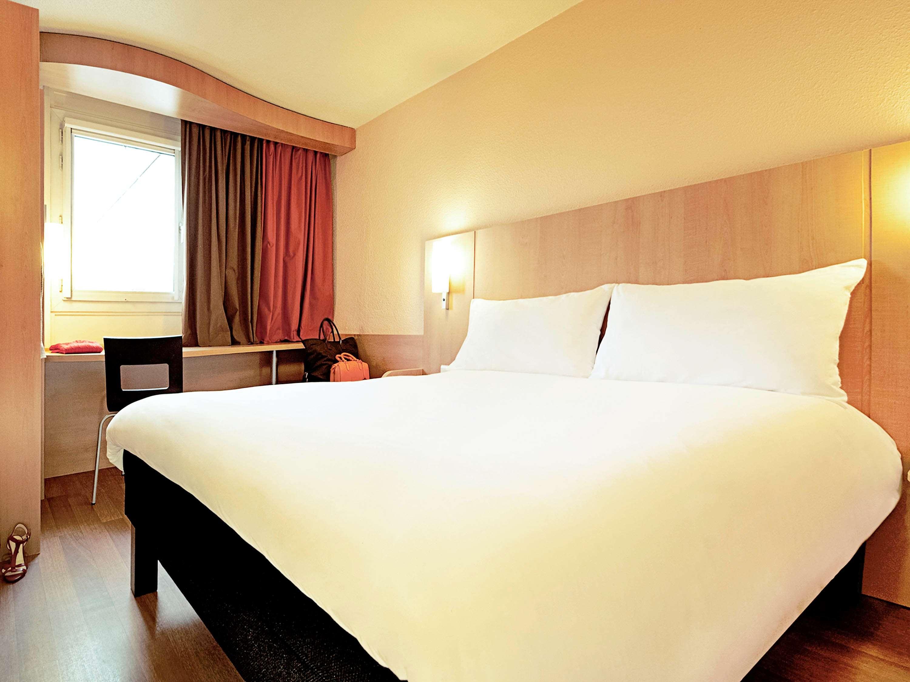 Ibis Saintes Hotel Bagian luar foto
