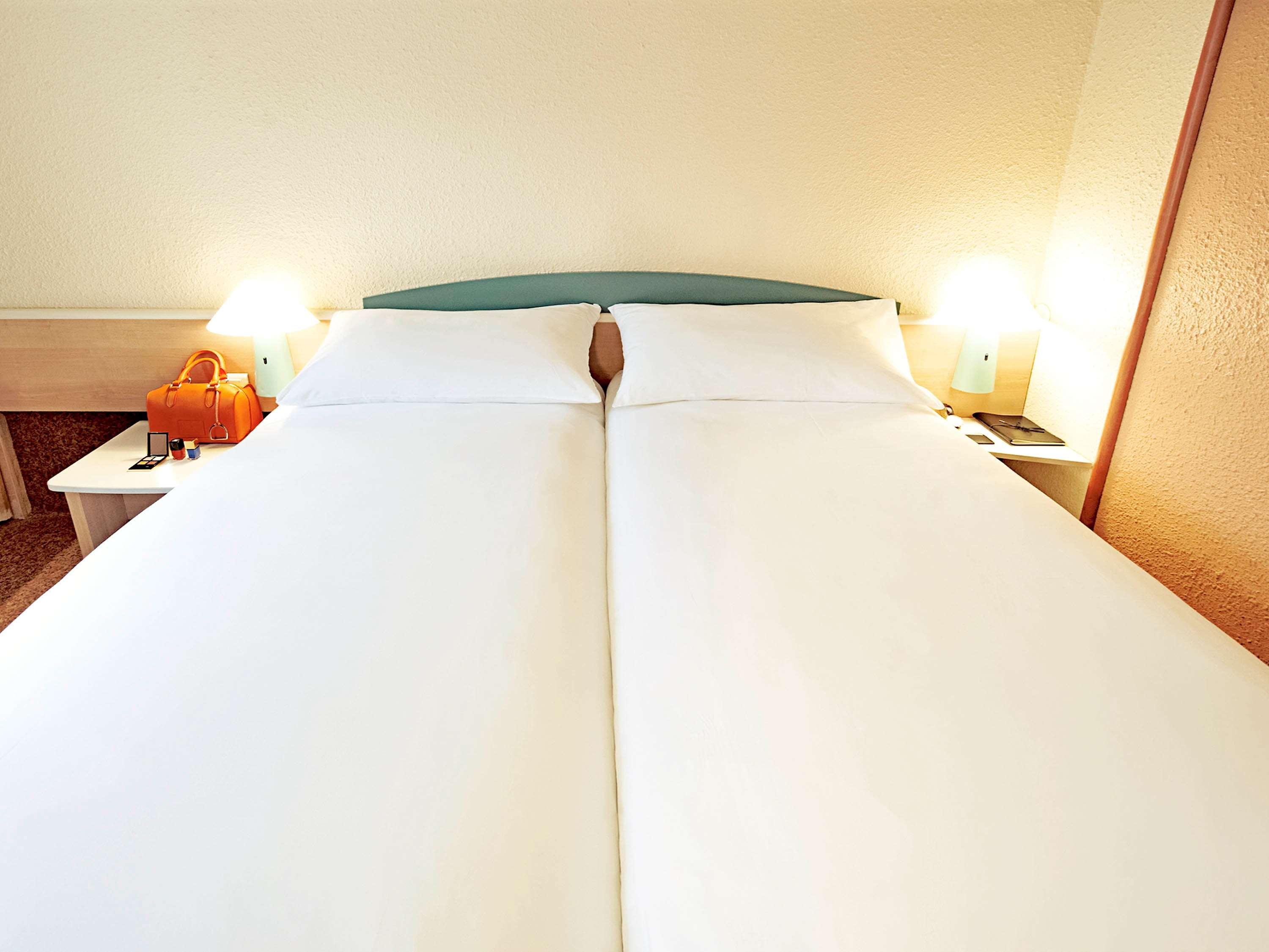Ibis Saintes Hotel Bagian luar foto