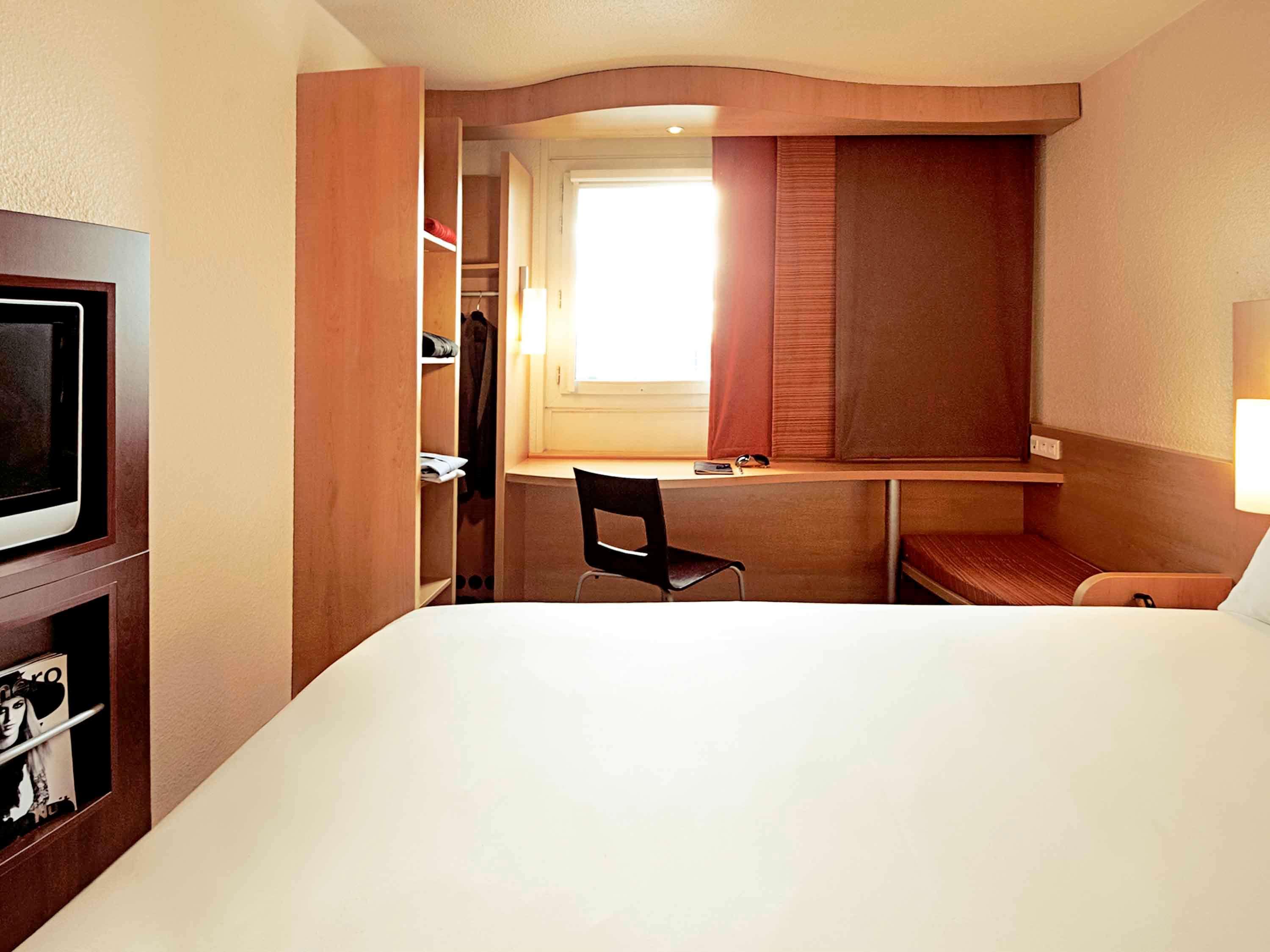 Ibis Saintes Hotel Bagian luar foto