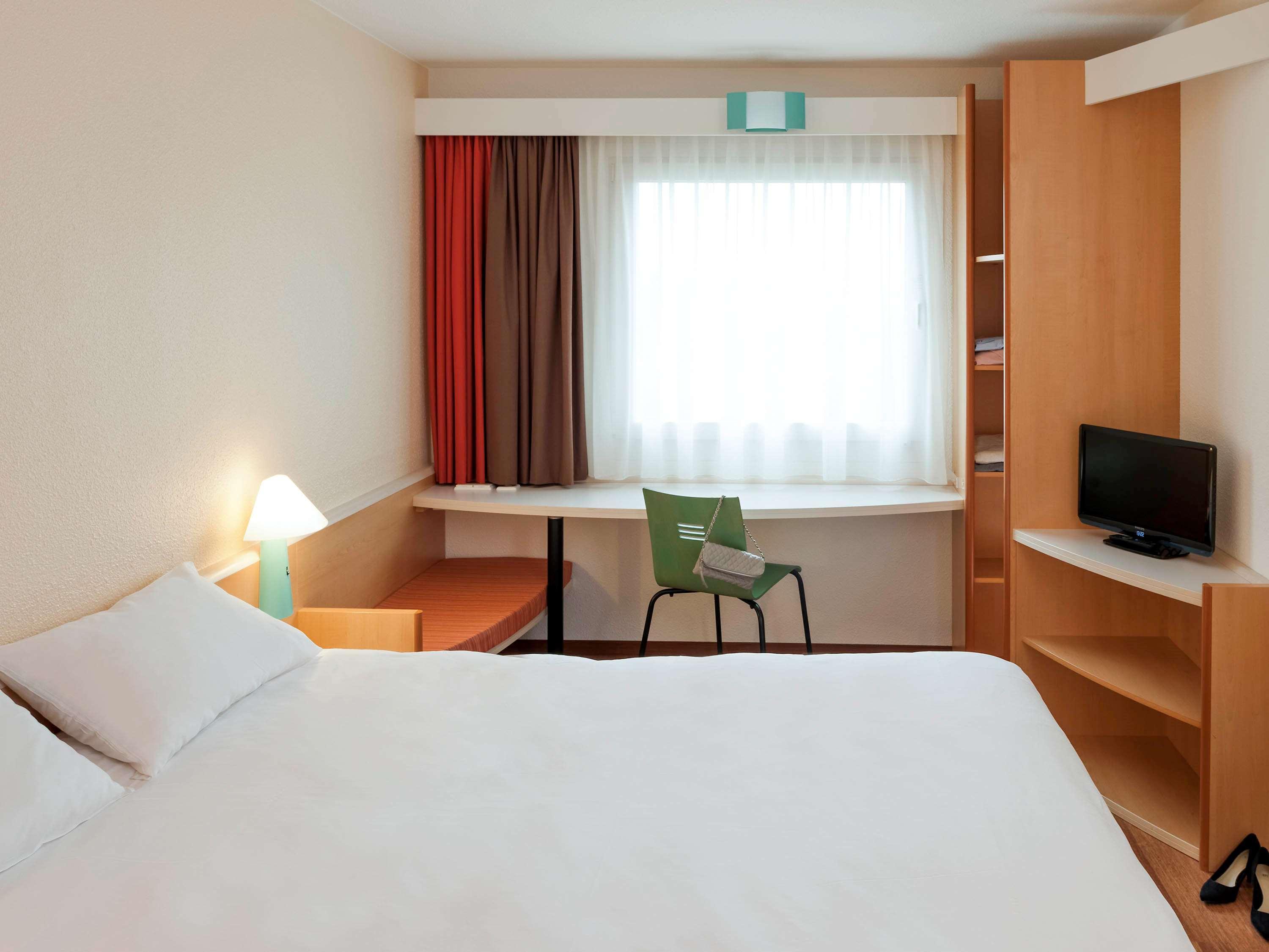 Ibis Saintes Hotel Bagian luar foto