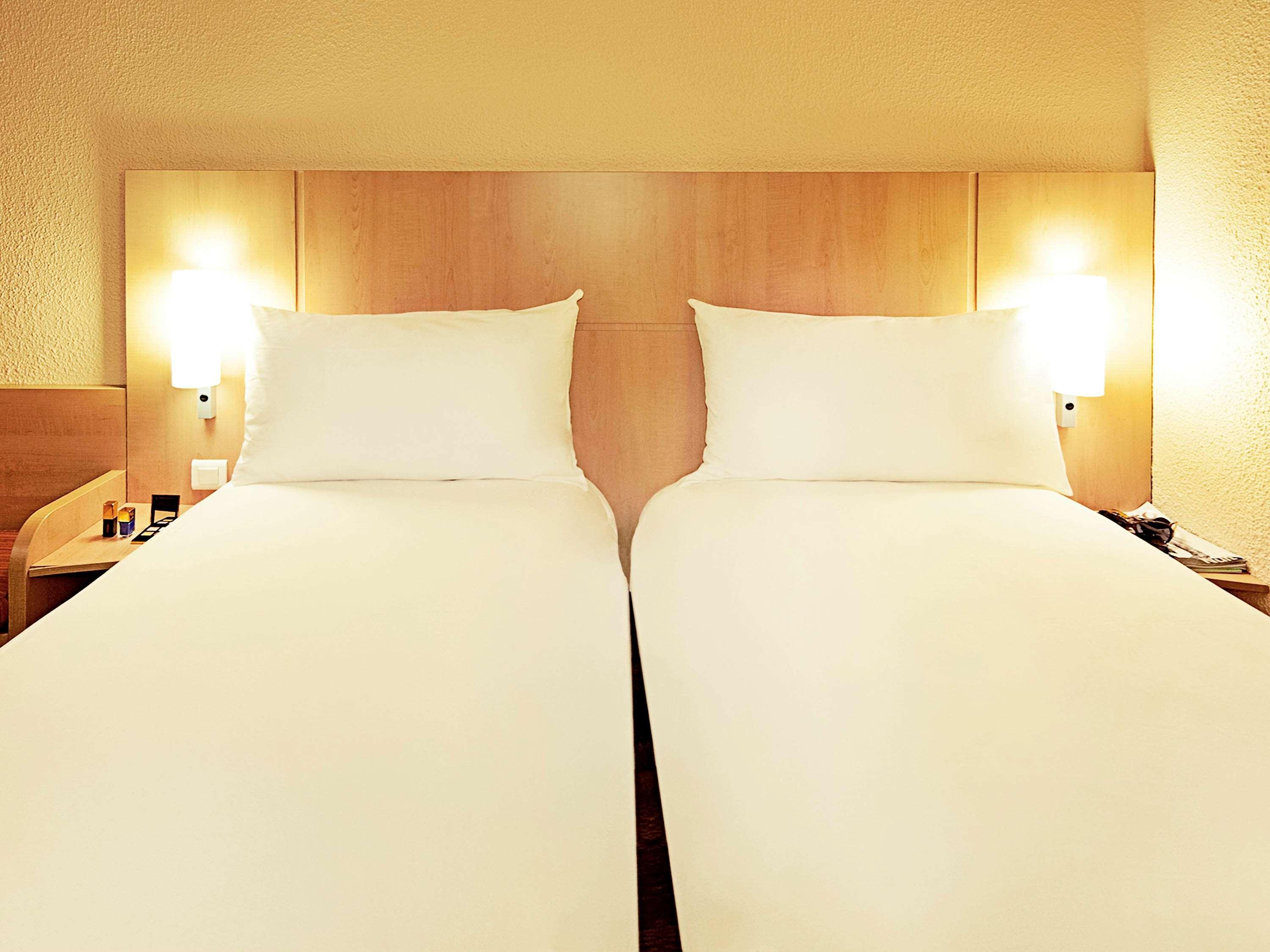 Ibis Saintes Hotel Bagian luar foto