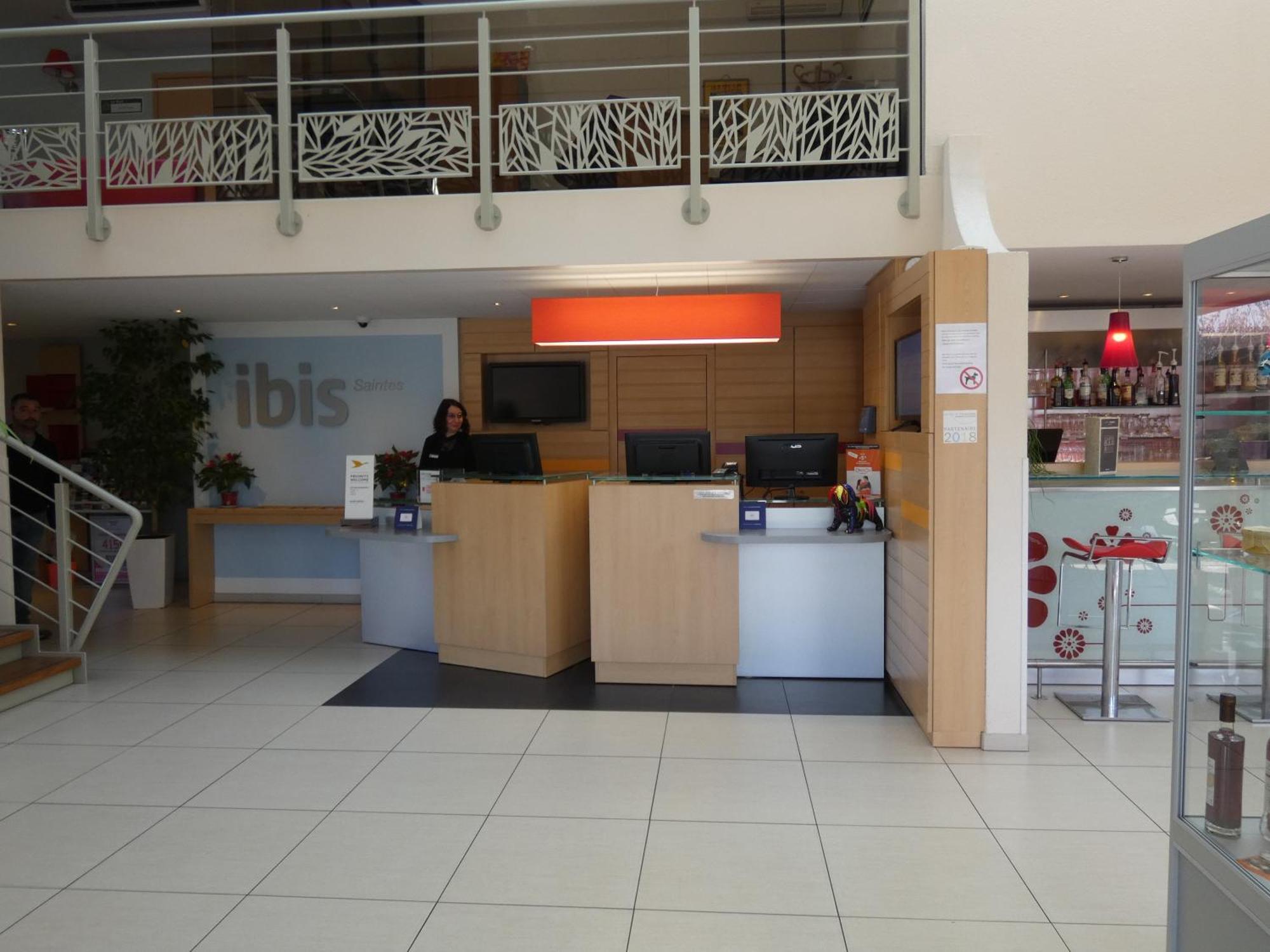 Ibis Saintes Hotel Bagian luar foto