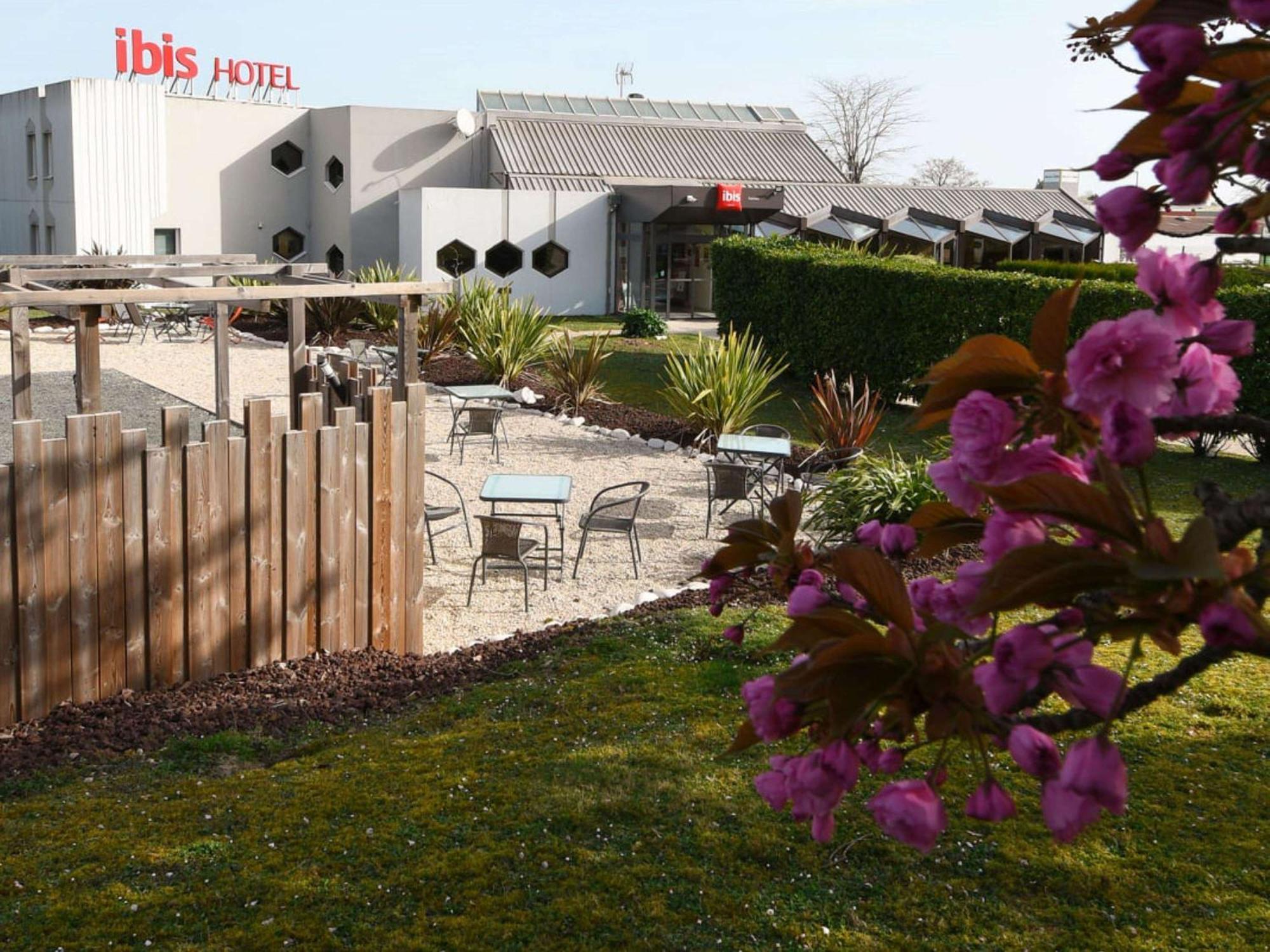 Ibis Saintes Hotel Bagian luar foto