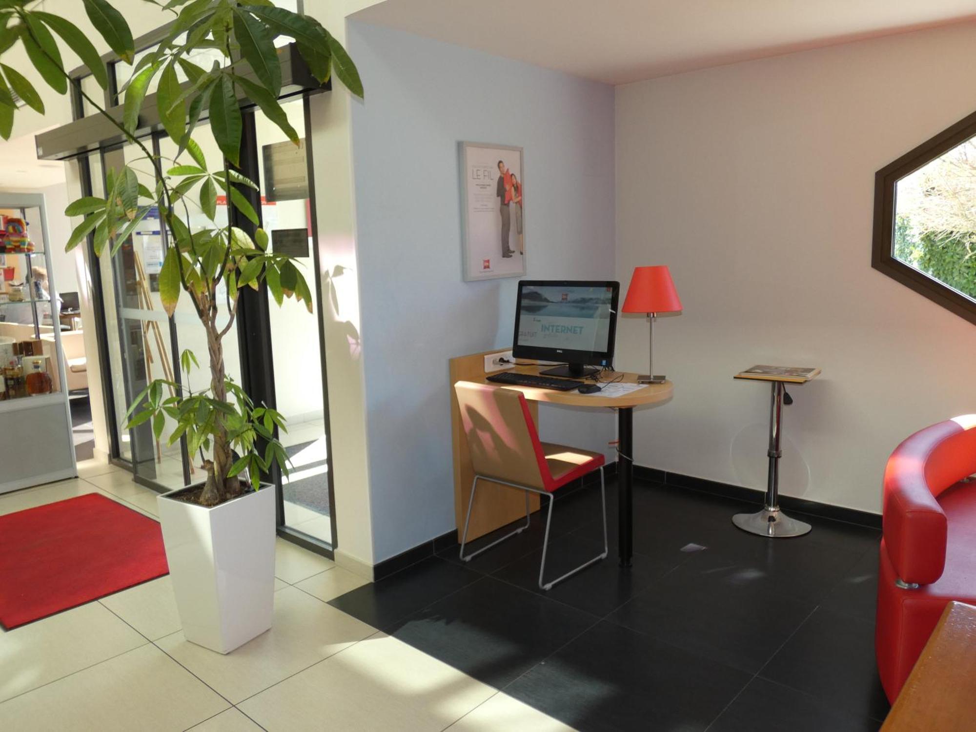 Ibis Saintes Hotel Bagian luar foto