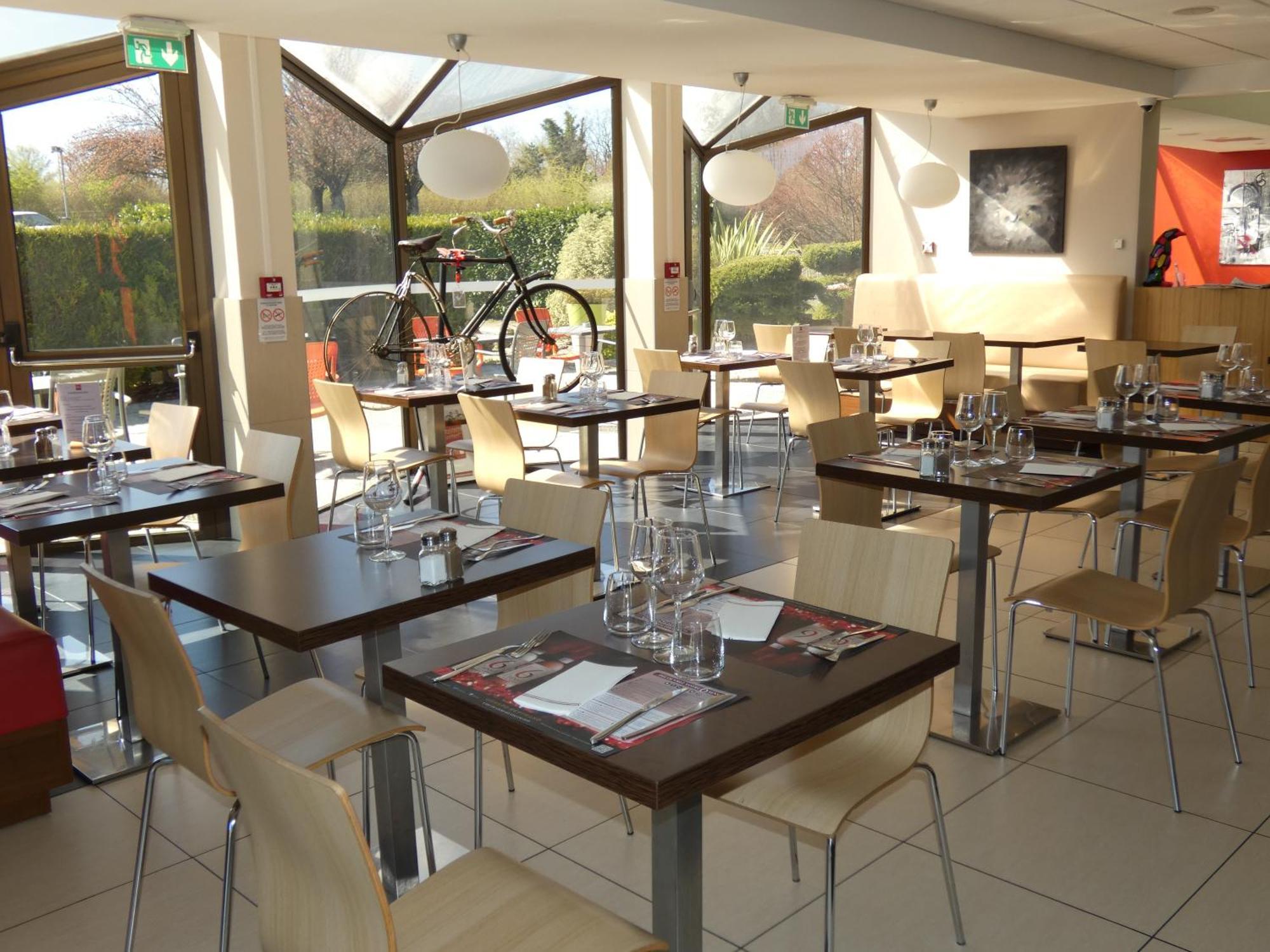 Ibis Saintes Hotel Bagian luar foto