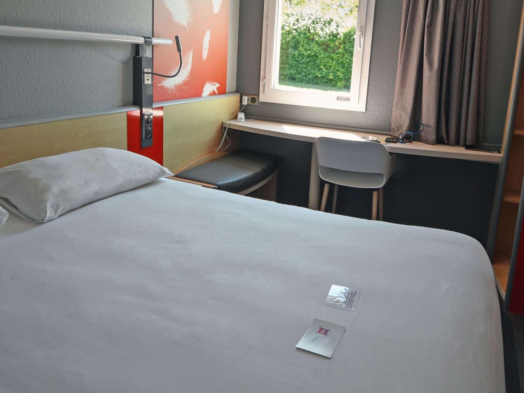 Ibis Saintes Hotel Bagian luar foto