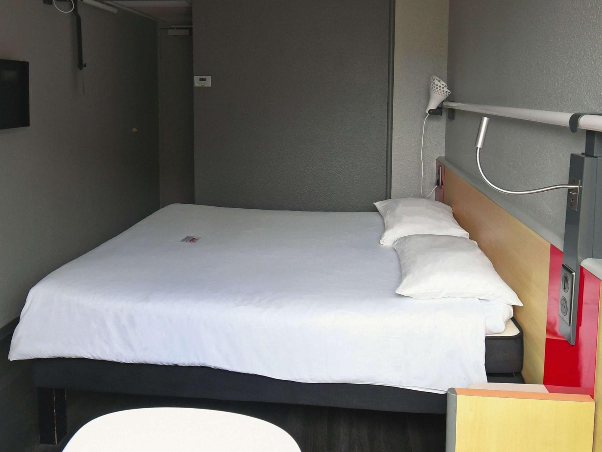 Ibis Saintes Hotel Bagian luar foto